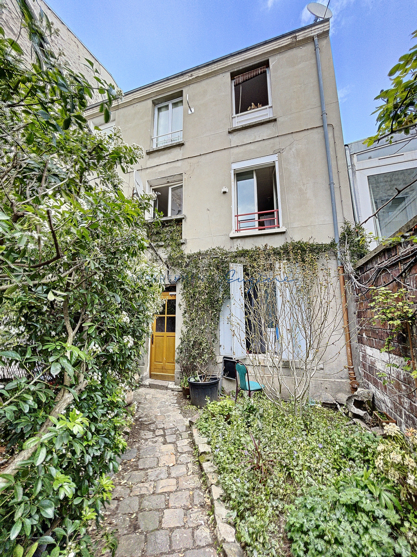 vente STUDIO BUTTES CHAUMONT L'appartement d'Eugène